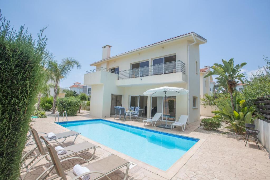 ein Bild einer Villa mit einem Pool in der Unterkunft Protaras Delfini Villa Dv4 in Protaras