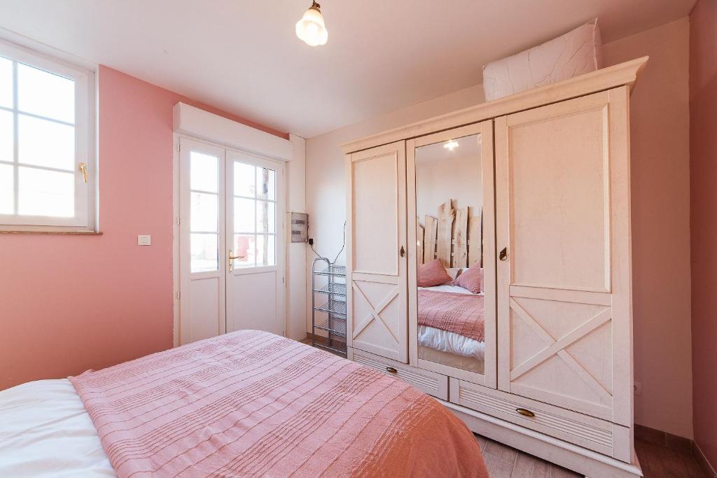 Posteľ alebo postele v izbe v ubytovaní 2 appartements conforts + jardin + parking