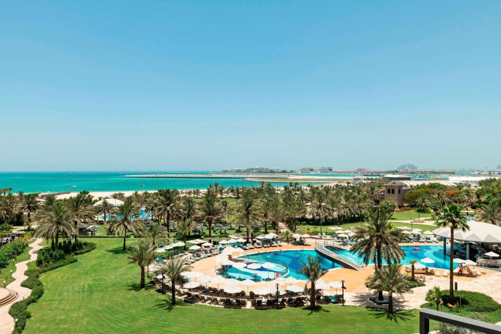 - une vue aérienne sur la piscine du complexe dans l'établissement Le Royal Meridien Beach Resort & Spa Dubai, à Dubaï