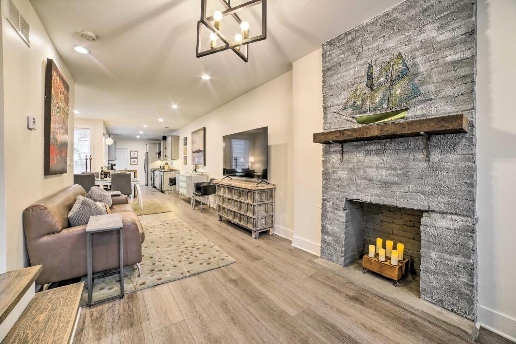Μια τηλεόραση ή/και κέντρο ψυχαγωγίας στο Pittsburgh Home Walkable Location!