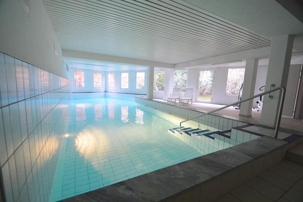 ein großer Pool in einem Gebäude in der Unterkunft La Costa di Alex in Minusio