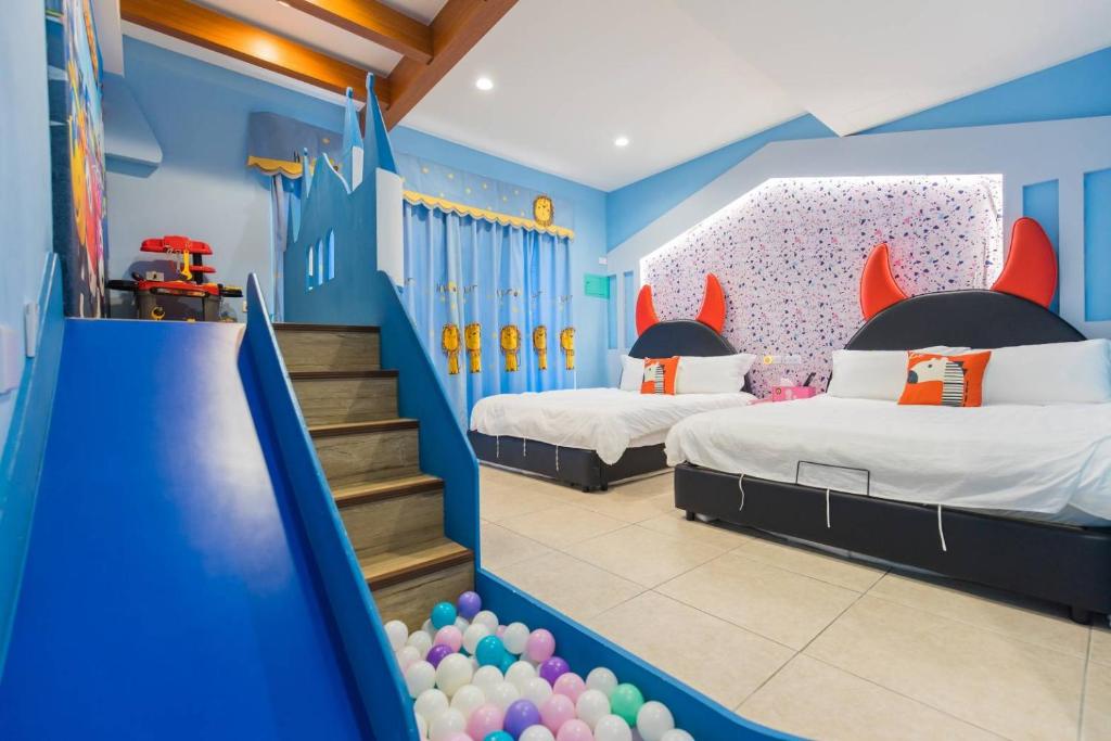 una camera per bambini con due letti e uno scivolo di 清泉親子villa溜滑梯樂園 Homestay a Dongshan