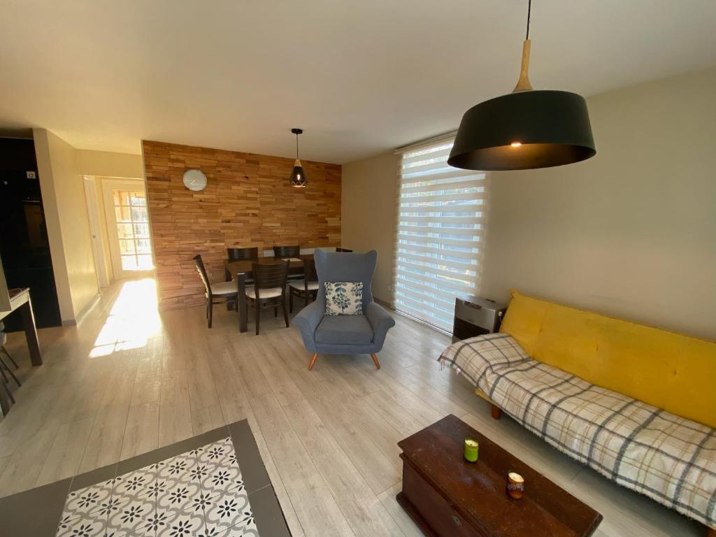 a living room with a couch and a table at Linda y cómoda casa individual in Llanquihue