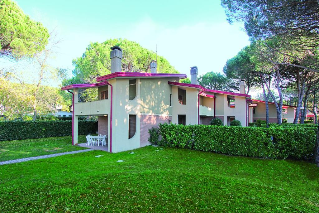 リニャーノ・サッビアドーロにあるVilla Celliniの緑の庭のあるピンクと白の家