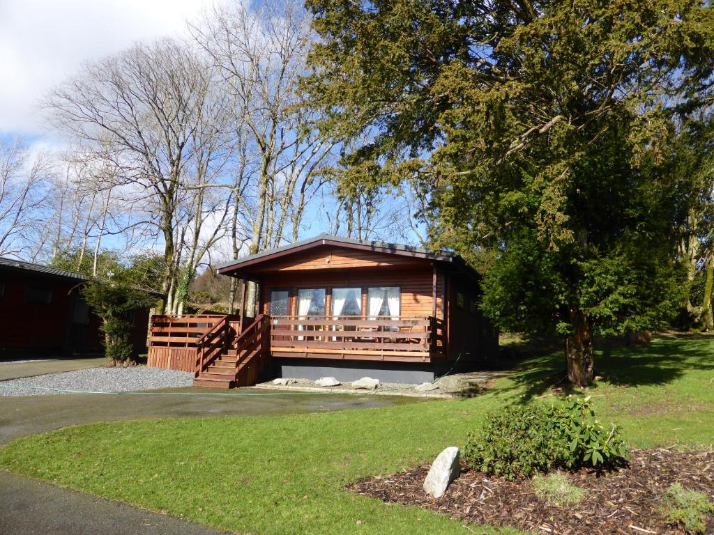 Taman di luar Birch Lodge 22 with Hot Tub
