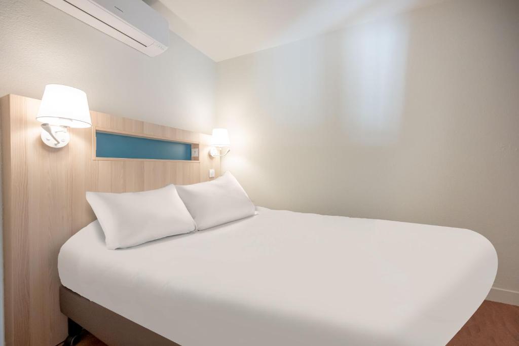Ein Bett oder Betten in einem Zimmer der Unterkunft R&eacute;sidence Pierre & Vacances Cannes Verrerie