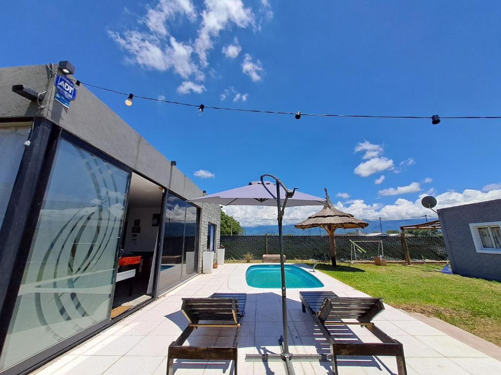 Casa con piscina y 2 tumbonas en La Mora en Salta