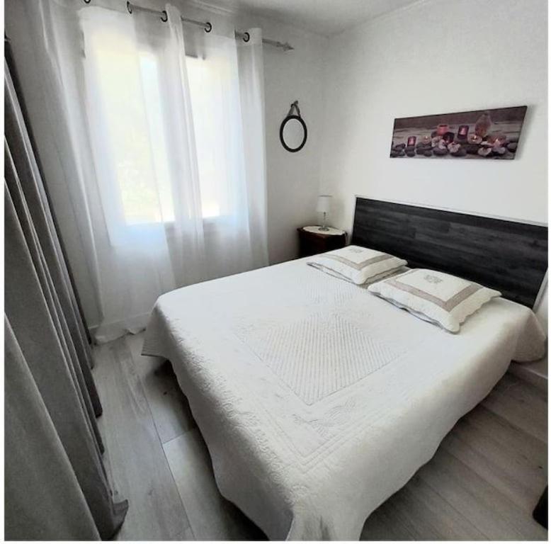 Łóżko lub łóżka w pokoju w obiekcie La GARRIGUE