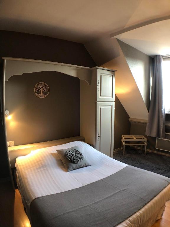 Postel nebo postele na pokoji v ubytování The Originals Boutique, Hôtel de la Balance, Montbéliard