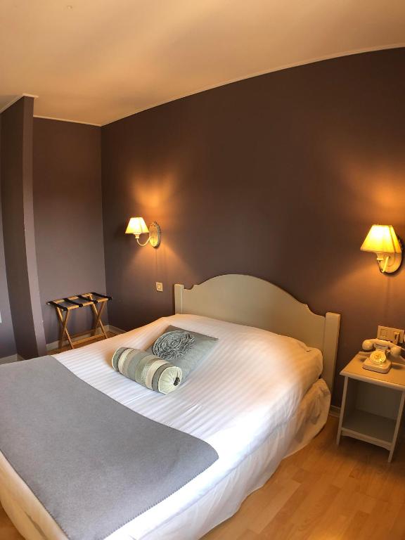 Postel nebo postele na pokoji v ubytování The Originals Boutique, Hôtel de la Balance, Montbéliard
