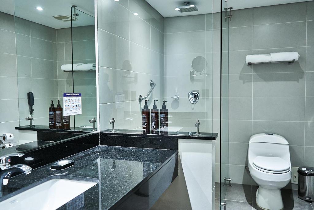 Koupelna v ubytování Hotel Poblado Plaza