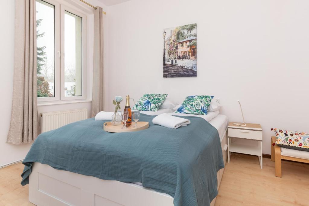 Habitación blanca con cama y sofá en 90m2 Apartament 400m to the Beach Sopot by Renters, en Sopot