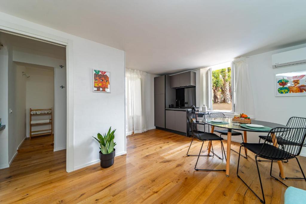 een keuken en eetkamer met een tafel en stoelen bij Casa Gagini in Palermo
