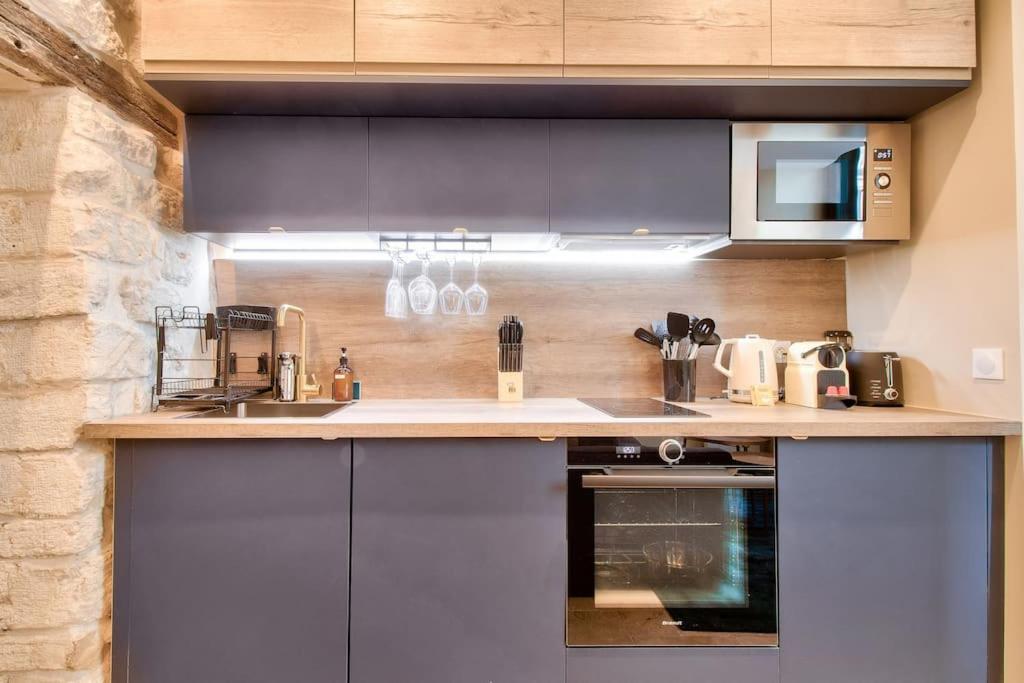 Kuchyň nebo kuchyňský kout v ubytování Cozy apartement heart historic Paris