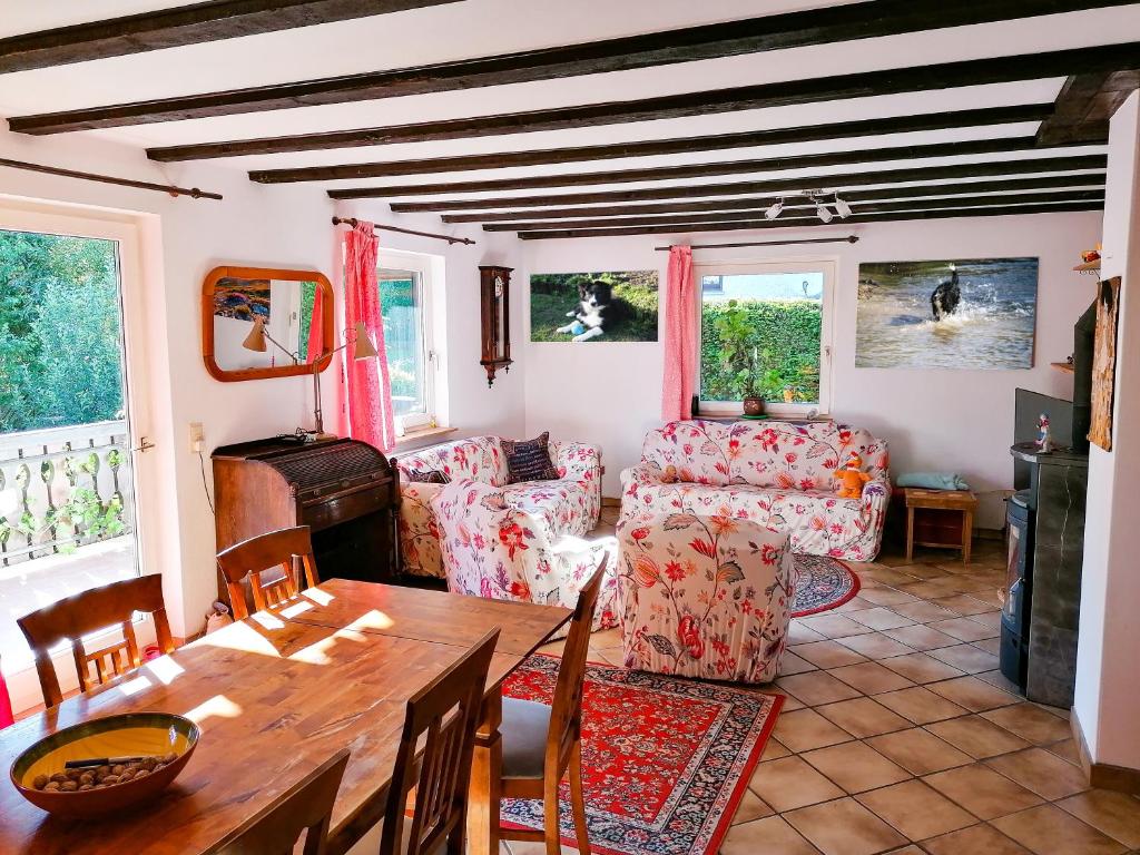 sala de estar con mesa y sofá en Walnut House en Herdwangen-Schönach