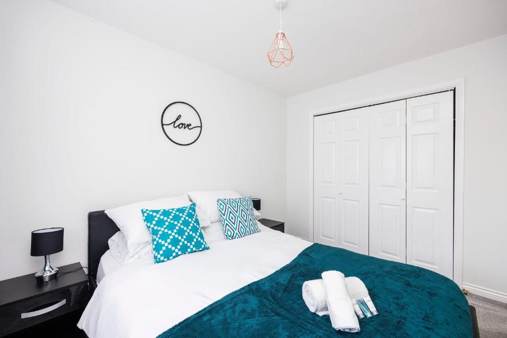 1 dormitorio con 1 cama con 2 toallas en Newly refurbished charming 3-Bed House in Barking, en Barking