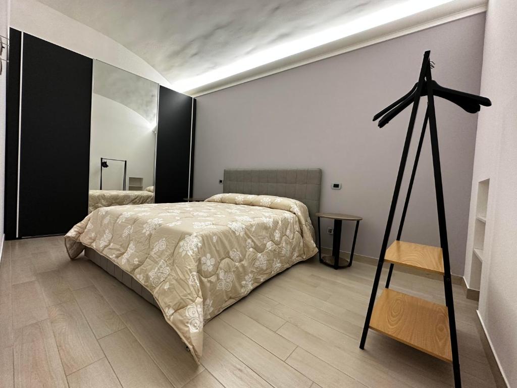 ルチェーラにあるAffittacamere - Casa Vacanze Al Museoのベッドルーム1室(ベッド1台付)