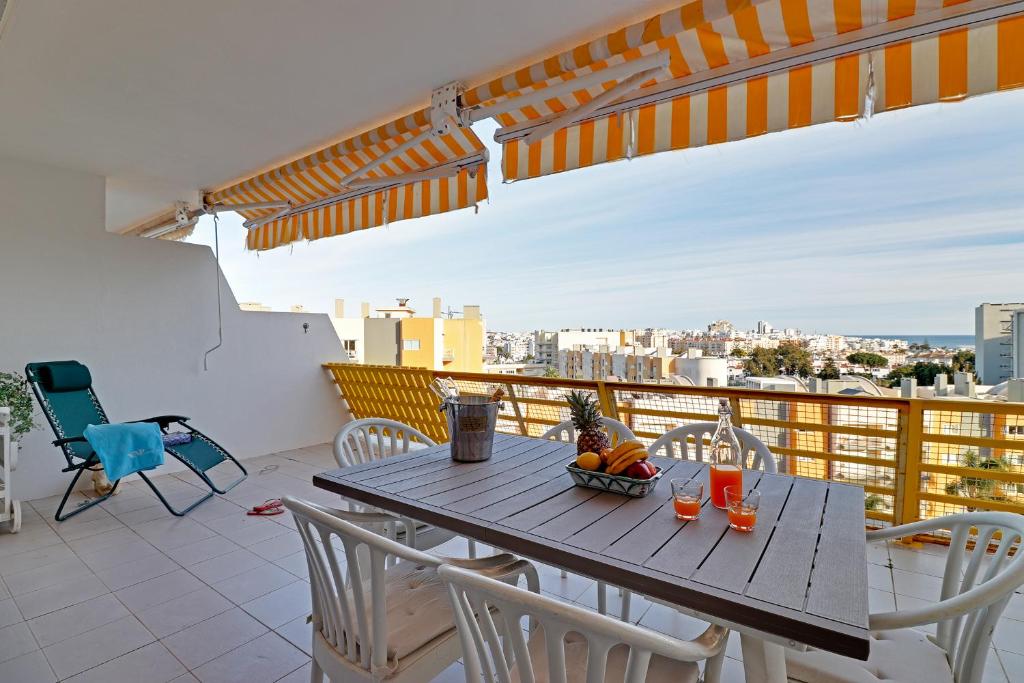 ヴィラモウラにあるAl charb vilamoura Apartmentの景色を望むバルコニー(テーブル、椅子付)