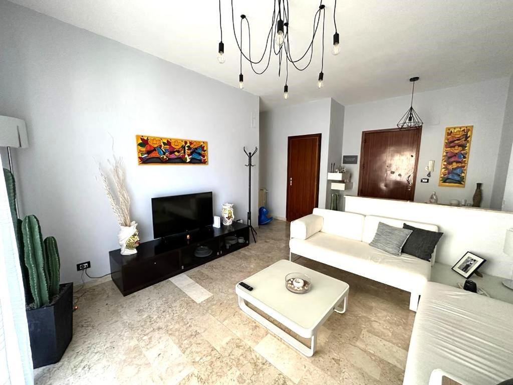 - un salon avec un canapé blanc et une télévision dans l'établissement Sambatra home, à Palerme