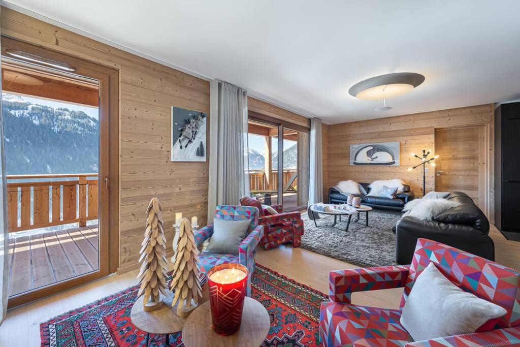 Il comprend un salon avec des canapés et un balcon. dans l'établissement La P'tite Grange - Apt 302 - BO Immobilier, à Châtel