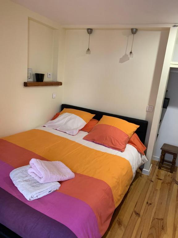 - une chambre avec 2 lits et des draps colorés dans l'établissement Gîte ardéchois, possibilité d entrée autonome, à Quintenas