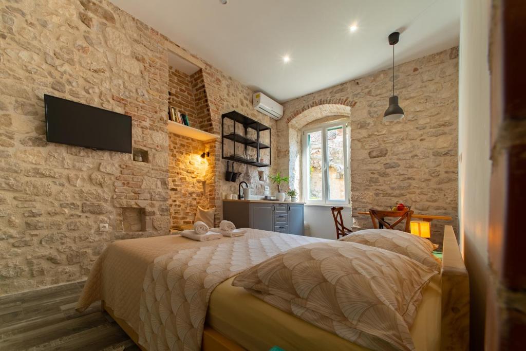 Un pat sau paturi într-o cameră la Rooms and Apartments Djanovic