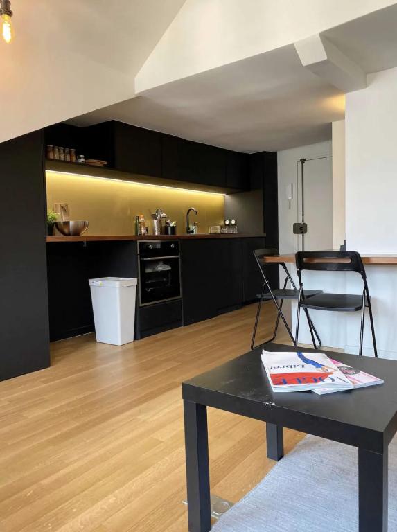 salon ze stołem i kuchnią w obiekcie Charmant studio - St Germain w Paryżu