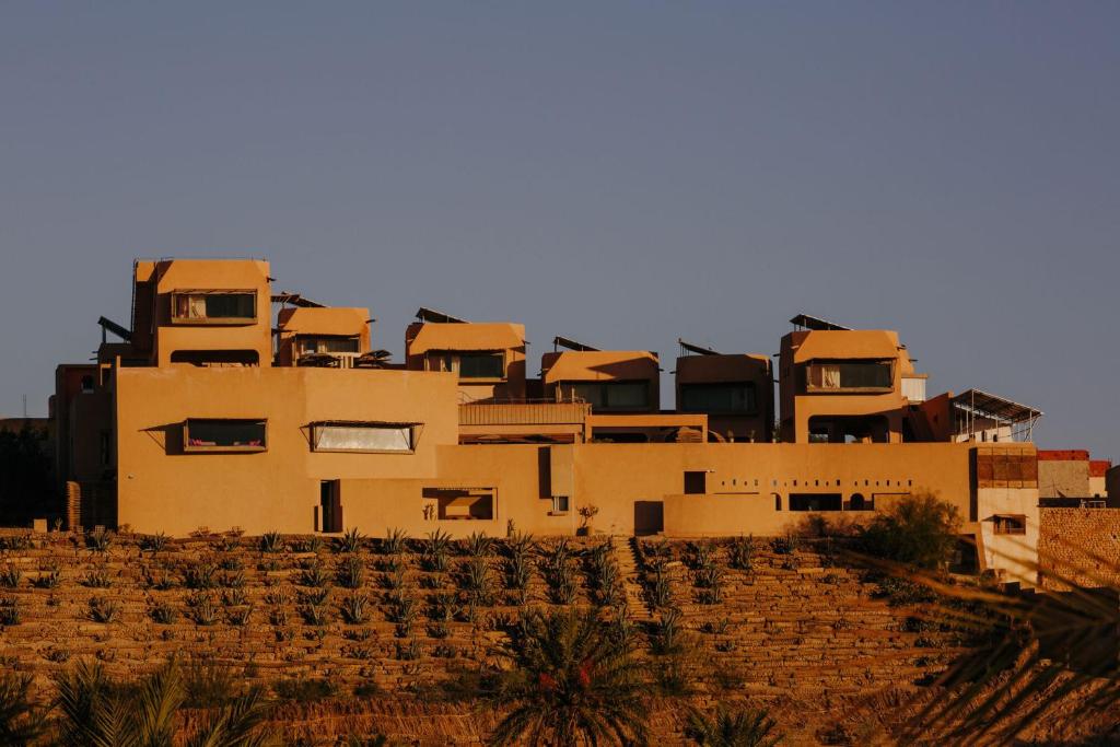 Ein Gebäude mitten in der Wüste. in der Unterkunft Hotel Dar Hi in Nefta
