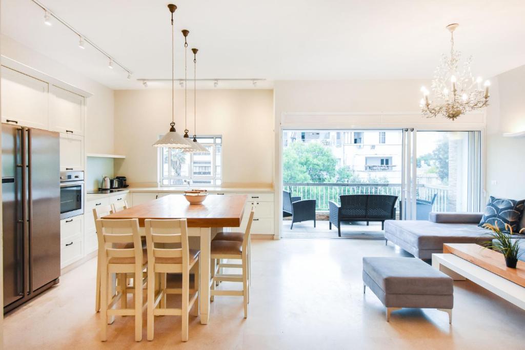 a kitchen and living room with a table and chairs at Tiny Bubbles by HolyGuest in Tel Aviv