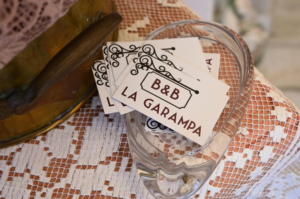 een glazen pot met een bord met de tekst bc la canaria bij La Garampa in Cesena
