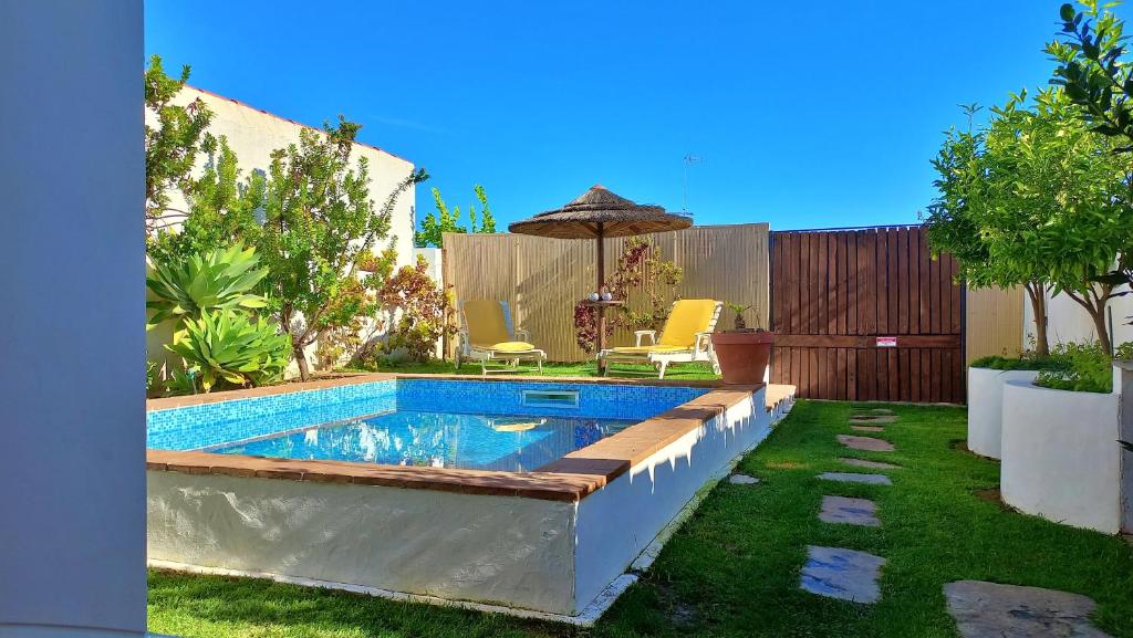 Campinho的住宿－Vila Saraz，一座房子后院的游泳池