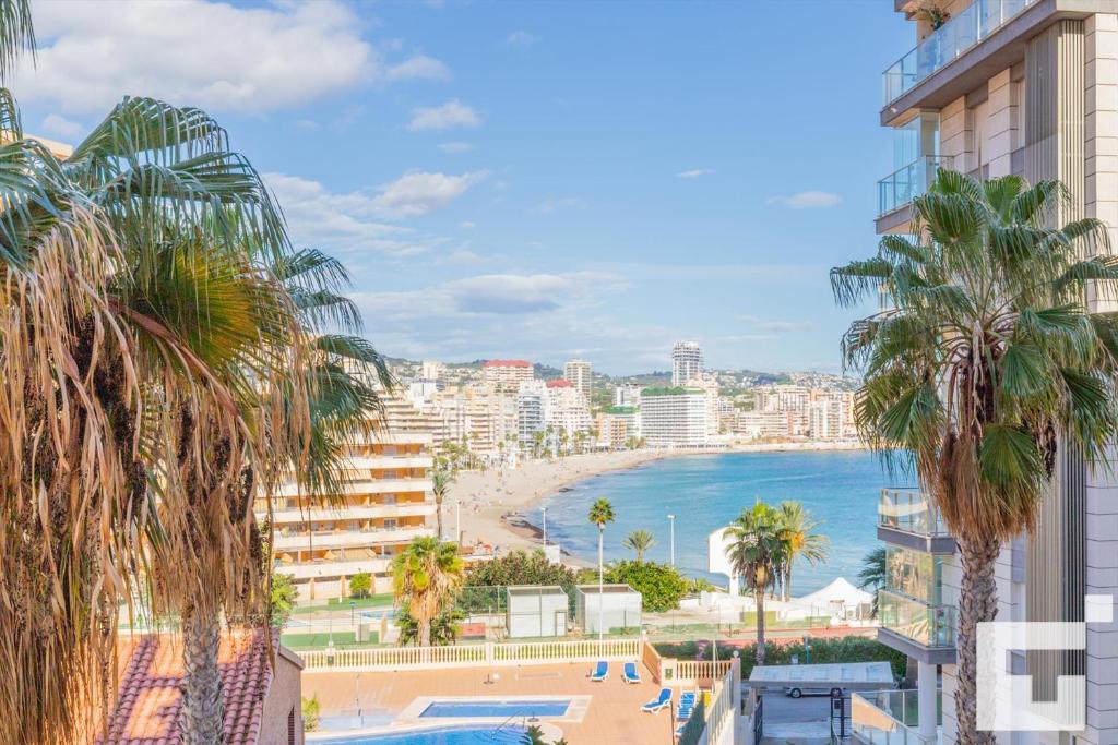 uitzicht op het strand vanaf het balkon van een gebouw bij Apartamento Calpe Beach II 2E - Grupo Turis in Calpe