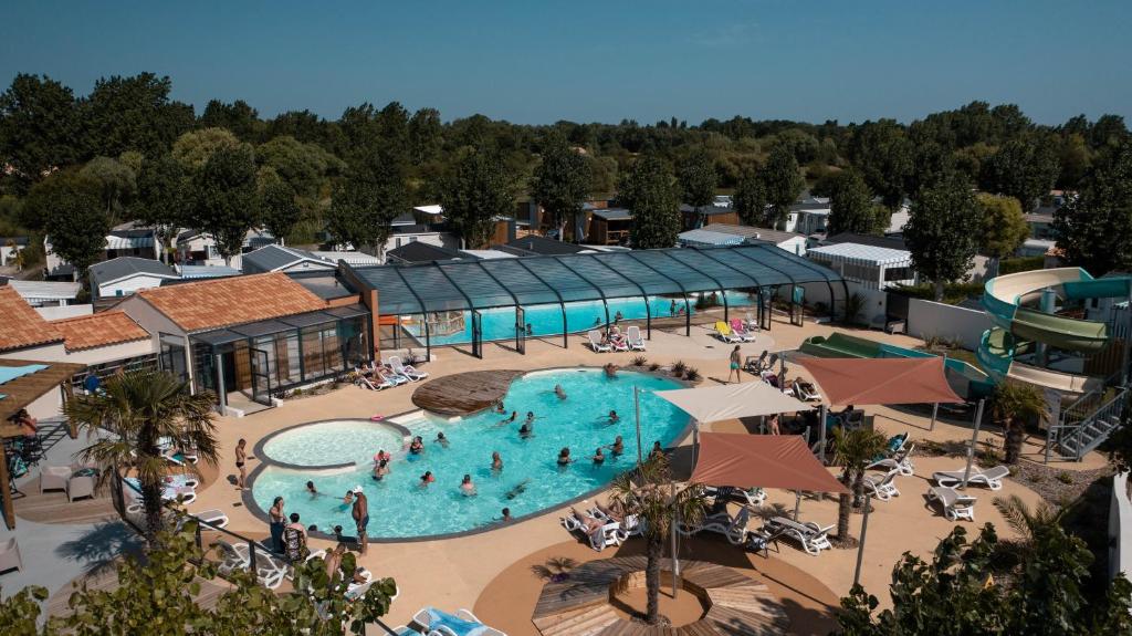 an overhead view of a pool at a resort at Camping Les Alizés in Saint-Hilaire-de-Riez