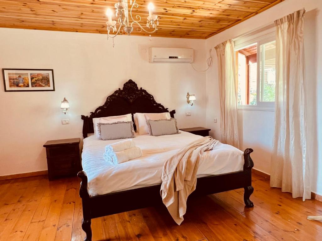 Postel nebo postele na pokoji v ubytování איתן בקתות עץ Eitan Wood Cabins Resort