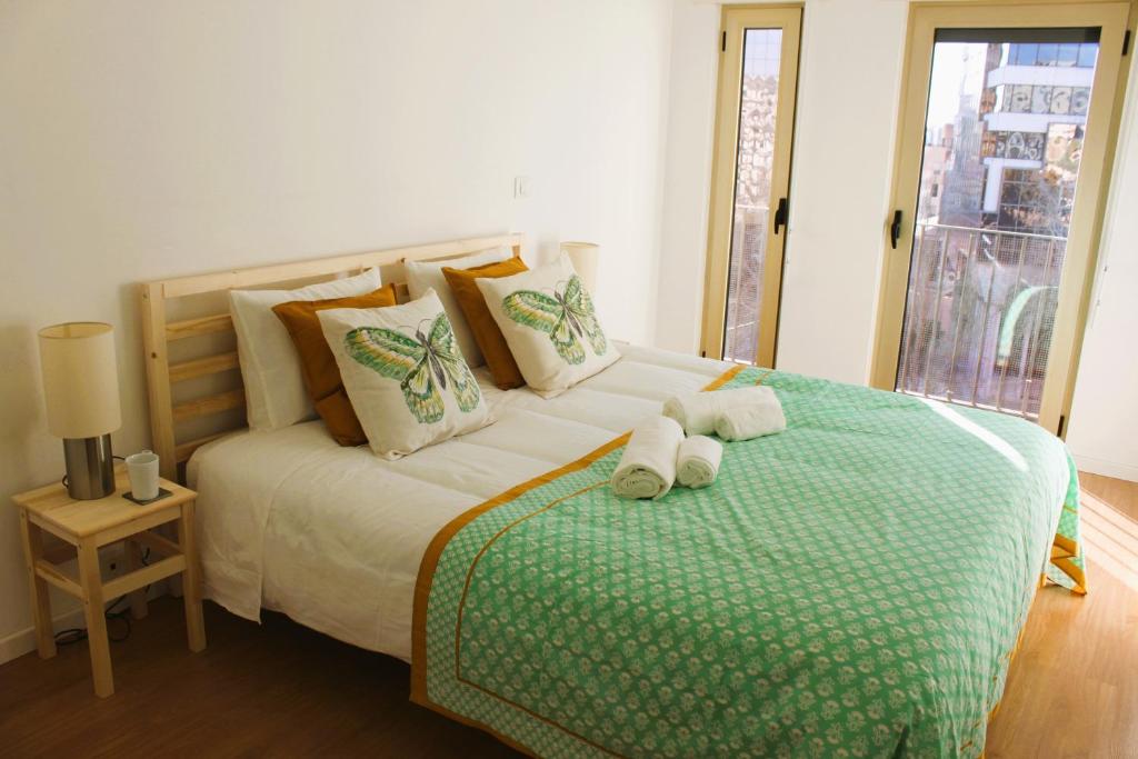 Modern flat 5min walk from subway and free parking في لشبونة: غرفة نوم عليها سرير وفوط