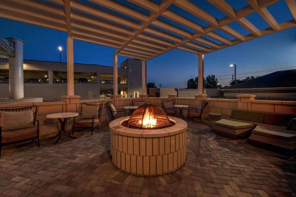 een vuurplaats op een patio met tafels en stoelen bij SpringHill Suites by Marriott Nashville Brentwood in Brentwood
