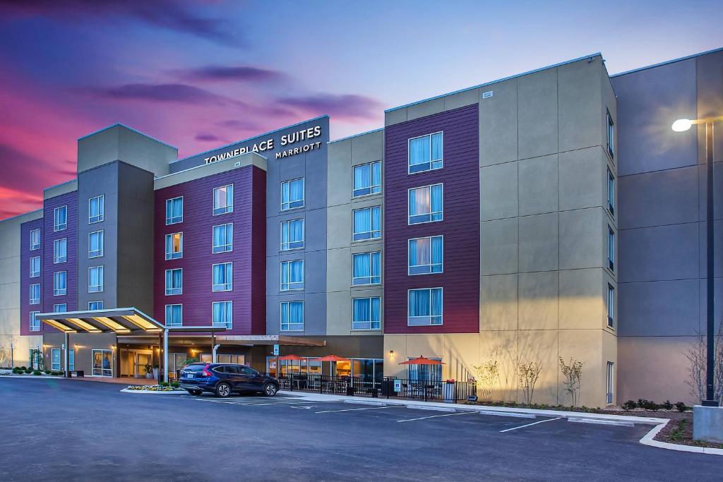 ein Hotel mit einem Auto auf einem Parkplatz in der Unterkunft TownePlace Suites by Marriott Cookeville in Cookeville