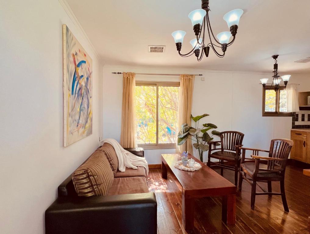 Posezení v ubytování איתן בקתות עץ Eitan Wood Cabins Resort