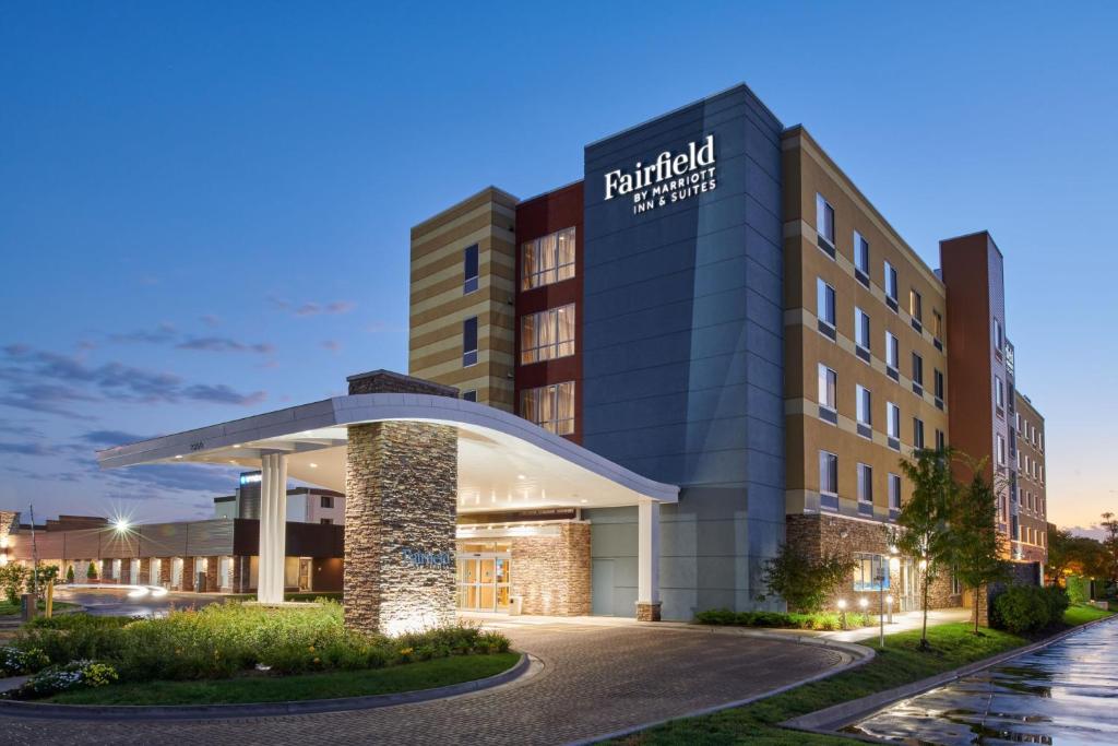 eine Darstellung der Vorderseite des Hotels in der Unterkunft Fairfield Inn & Suites by Marriott Chicago O'Hare in Des Plaines