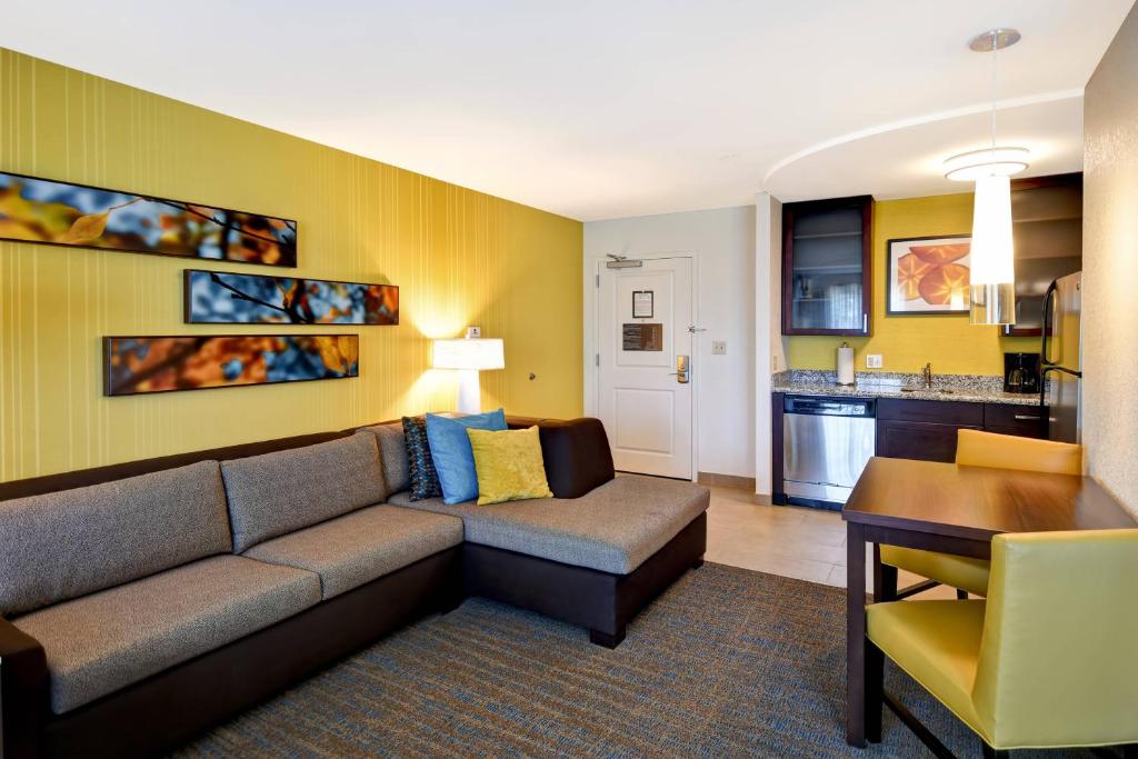 sala de estar con sofá y cocina en Residence Inn by Marriott Springfield Chicopee, en Chicopee