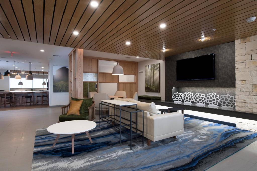 uma sala de estar com um sofá e uma mesa em Fairfield Inn & Suites by Marriott Oklahoma City El Reno em El Reno