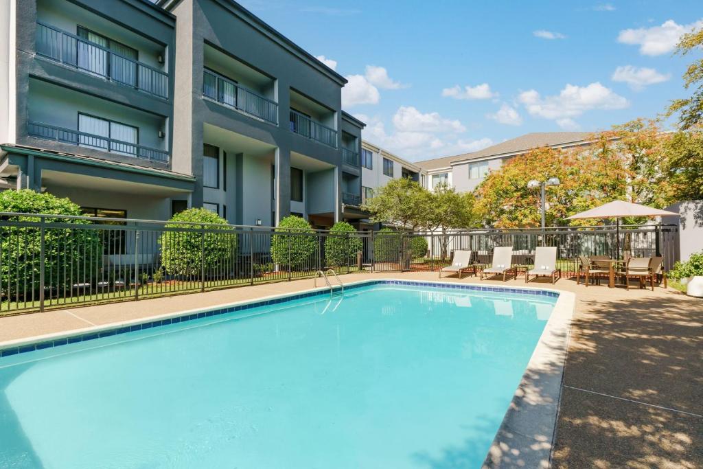 Bazén v ubytování Courtyard by Marriott Dallas Lewisville nebo v jeho okolí
