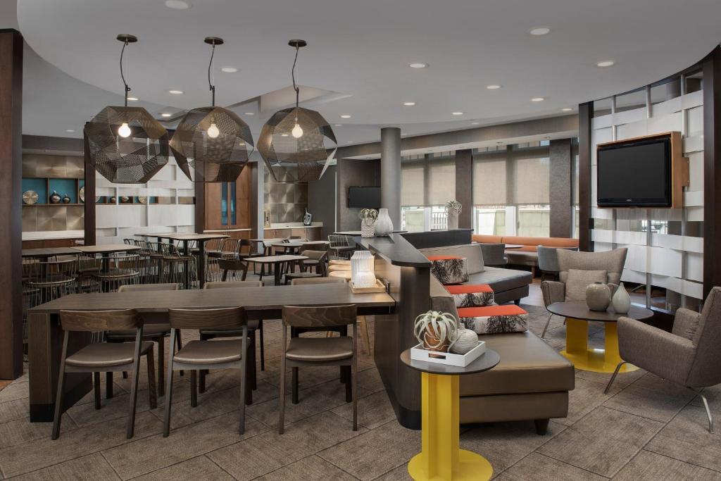 The lounge or bar area at SpringHill Suites by Marriott Huntsville West/Research Park