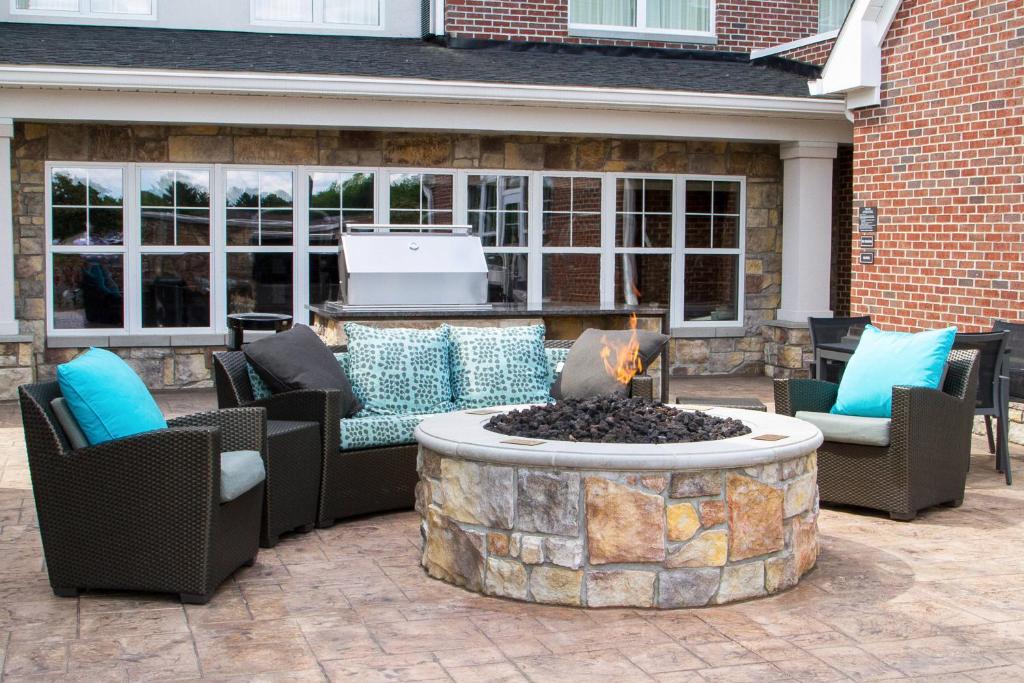 a fire pit in the middle of a patio at Residence Inn by Marriott Akron Fairlawn in Fairlawn