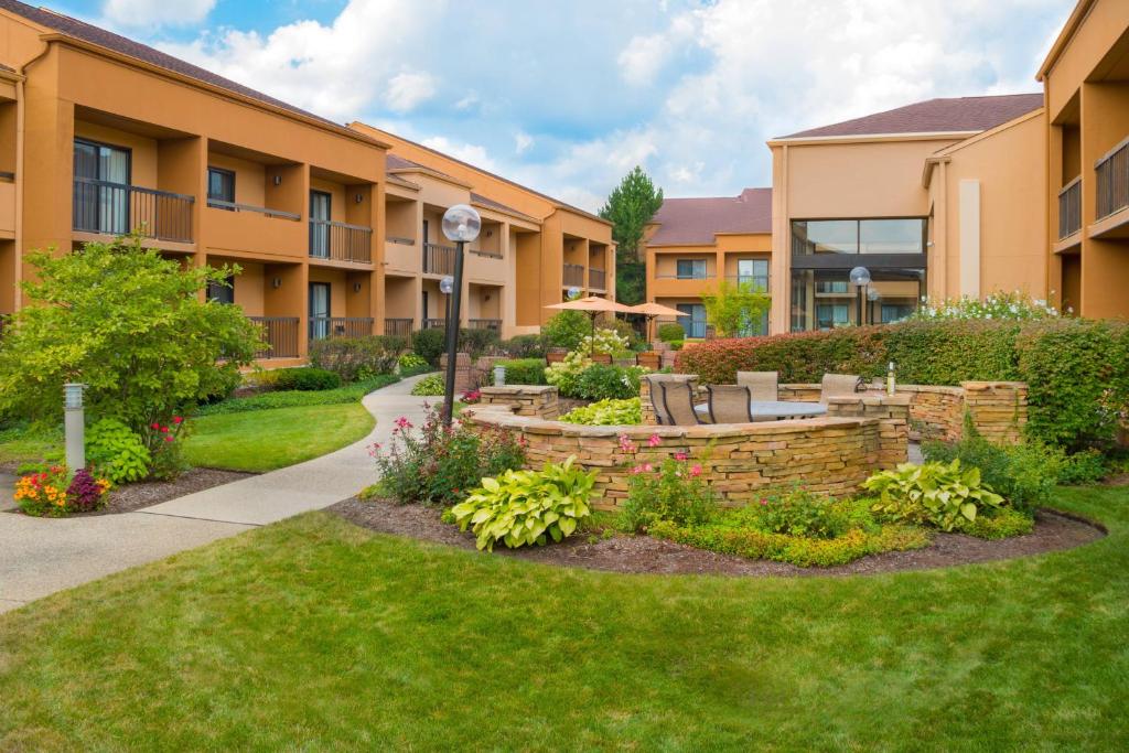 un patio de un edificio de apartamentos con jardín en Courtyard Chicago Deerfield en Deerfield