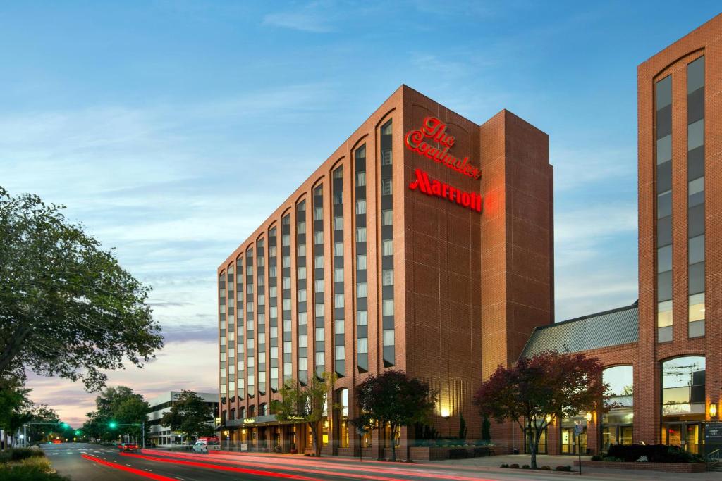 un edificio con una señal roja en el costado. en The Lincoln Marriott Cornhusker Hotel, en Lincoln