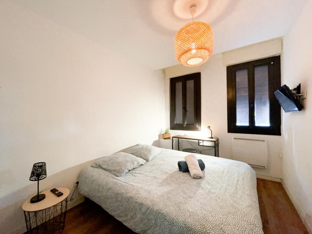une chambre avec un lit et une fenêtre dans l'établissement Appart 2 chambres gare St Charles, à Marseille