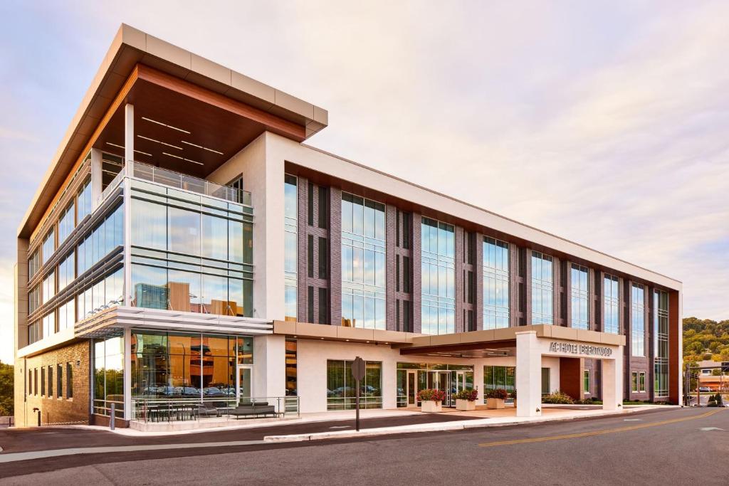 een gebouw met veel ramen bij AC Hotel by Marriott Nashville Brentwood in Brentwood