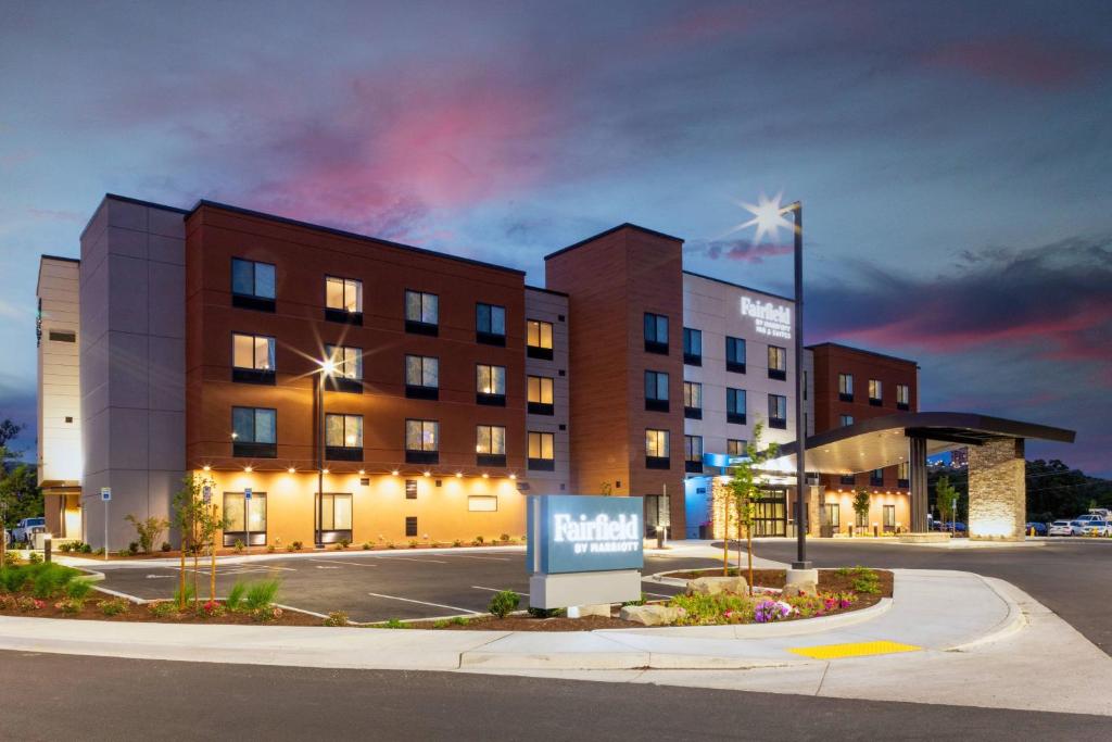 メドフォードにあるFairfield by Marriott Inn & Suites Medfordの夜のホテルの描写