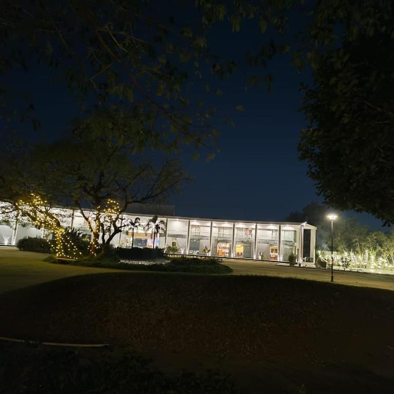 Hotel Arvind alcove club by FMS, Sātej, India